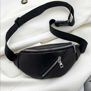 💙 Women’s Leather Black Diagonal Zip Adjustable Strap Fanny Pack